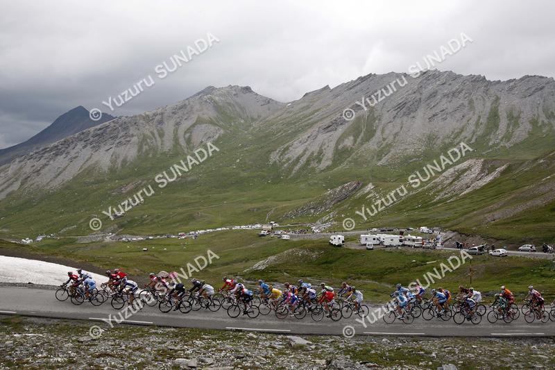 Peloton on Col Agnel019p.jpg